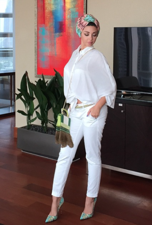 تنسّق الاحذية الرياضية مع تنانير الميدي بأسلوبها الخاص