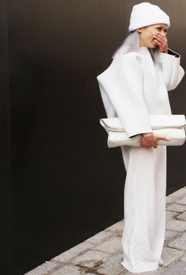 اطلالة عصرية باللون الأبيض هذا الموسم 