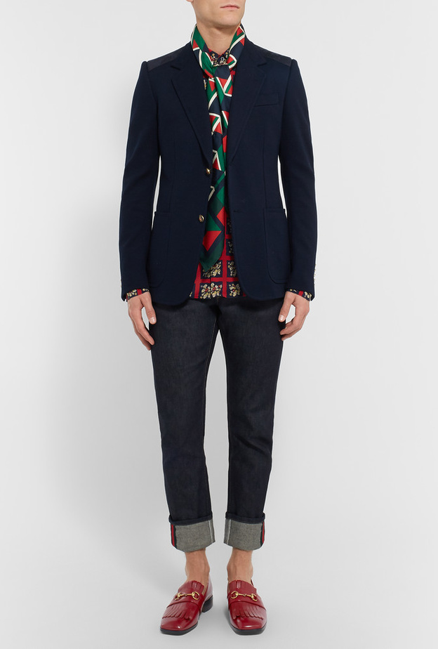 اطلالة عصرية بلوفر أحمر من قوتشي مزين بالشراشيب