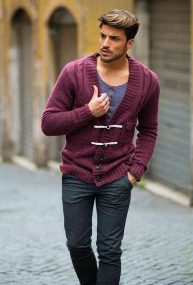 اطلالة عملية مكونة من جينز وكارديغان صوفي سميك بلون البوردو