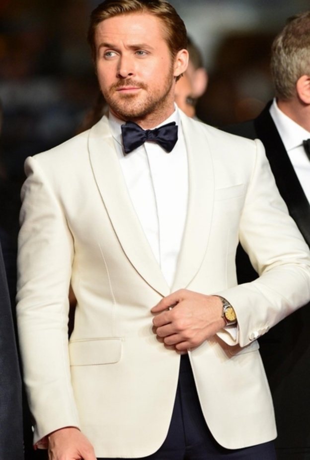 اطلالة غاية في الأناقة لريان غوزلينغ في التوكسيدو البيضاء