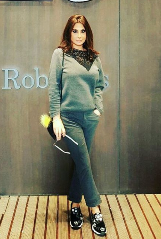 اطلالة كاجوال نسقتها اليسا في دبي لمشوار مع الأصدقاء