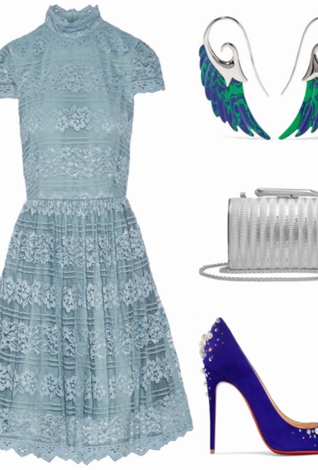 اطلالة ناعمة في الفستان القصير من الدانتيل من فالنتيو