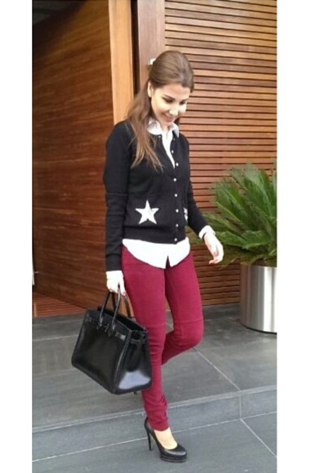 اطلالة ناعمة لنانسي عجرم نسقت معها شنطة بيركين من هيرمس