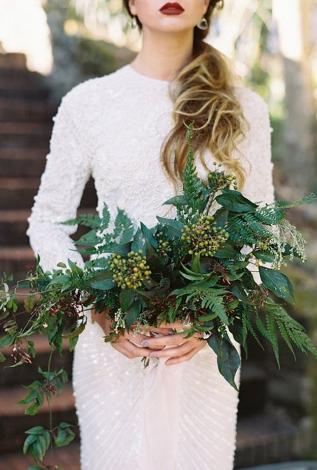 اطلالتك البيضاء مع باقة الزهور الخضراء الزمردية تزيدك سحرا و انوثة