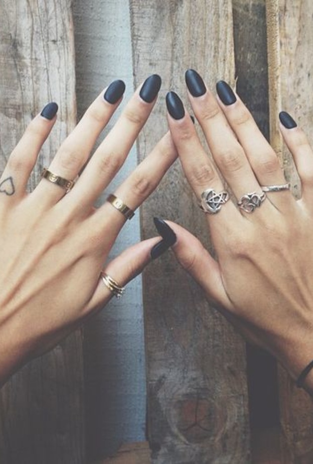 اطلالتك ستبدو عصرية في حال اعتمدت صيحة الخواتم المتعددة 