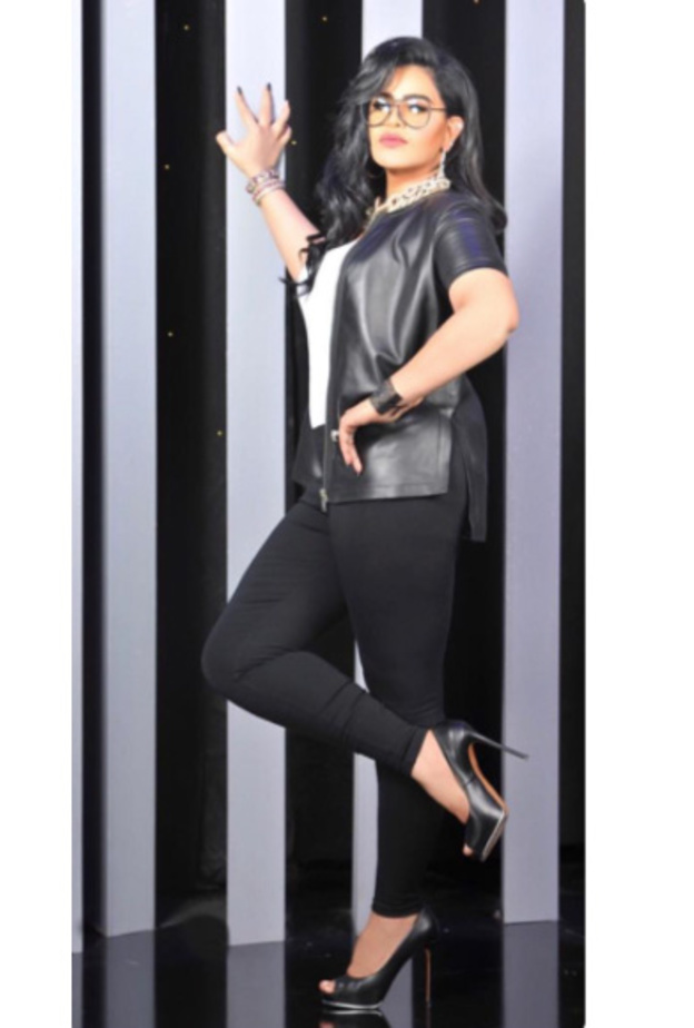 اعتمدت أحلام صيحة الجلد بألوان أنيقة وكلاسيكية جمعت الأبيض والأسود