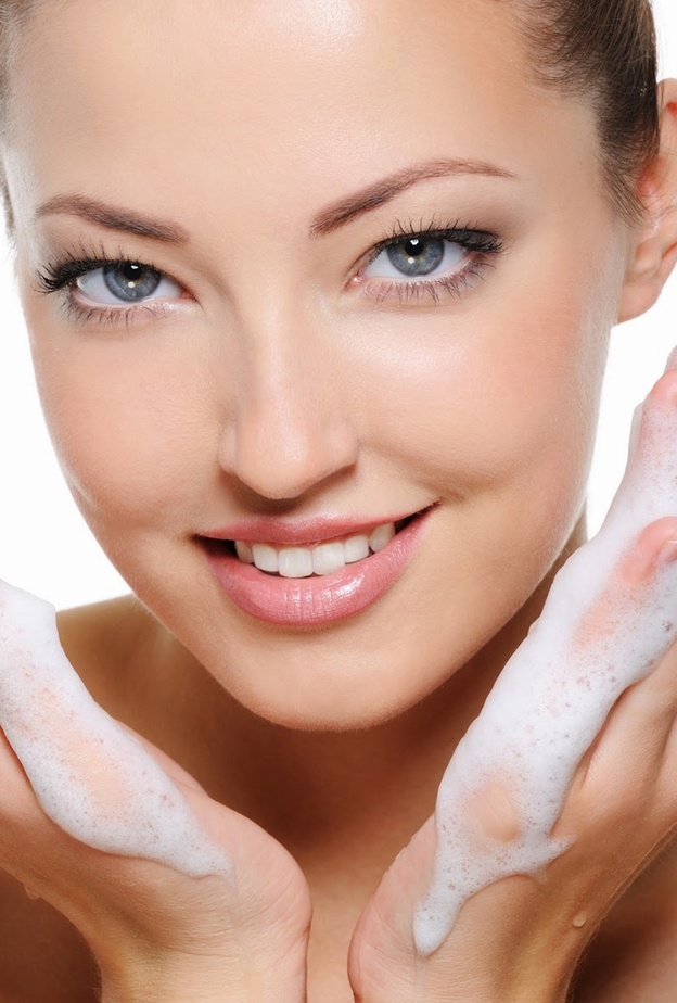 اغسلي وجهك جيداً بعد تمرير خلطات تبيض البشره