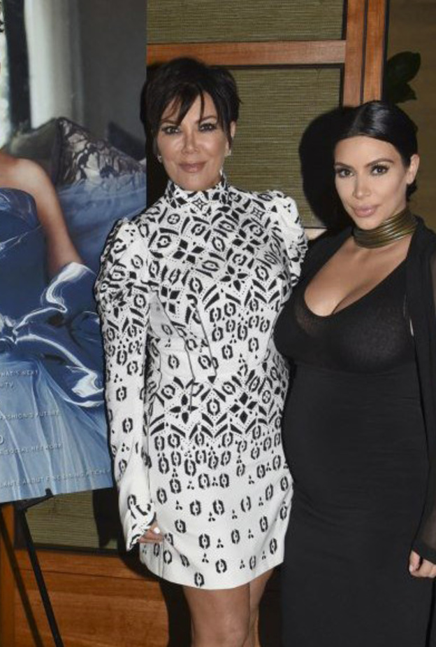 كلوي تساند والدتها