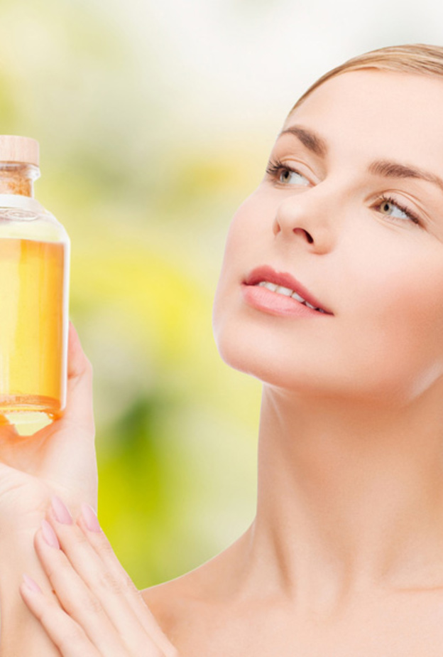 افركي المساحة الممتدة من ذقنك باتجاه جبينك بالزيوت المغذية