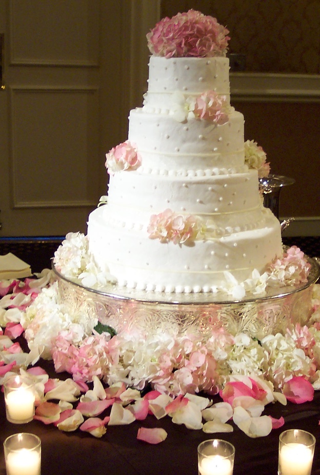 افكار جميلة لزينة طاولة كيكة زفافك بالشموع والزهور