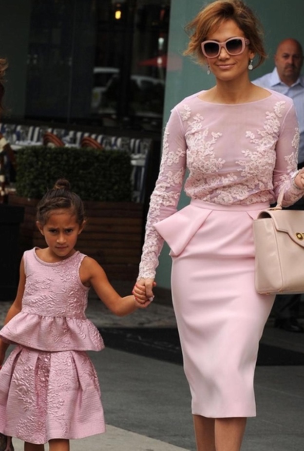 شيرين عبد الوهاب وابنتيها بإطلالات ملوّنة وأنثوية