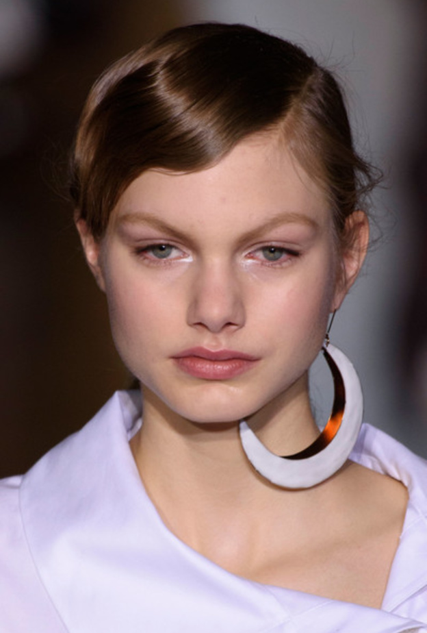 اقراص عصرية على شكل قمر من ستيلا ماكارتني Stella McCartney