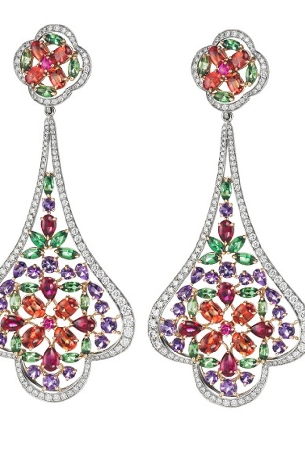 قفطان مغربي من اوسكار دي لارنتا مع أقراط رائعة من شوبارد