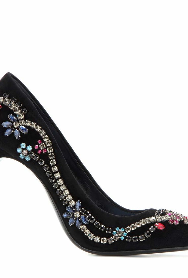 اكسسوارات كريستال راقية وأنثوية مع الحذاء الكلاسيكي الاسود من لانفين Lanvin