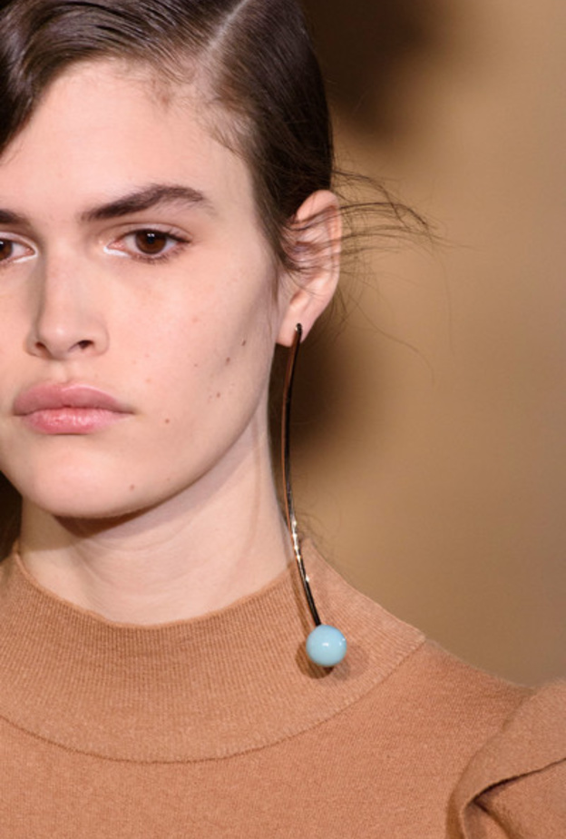 اكسسوارات يدوية من اللؤلؤ الملون لاطلالة شبابية