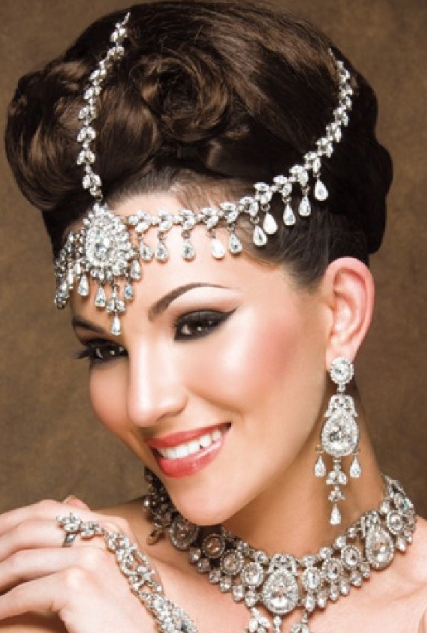 عروس ترتدي طقم اكسسوار