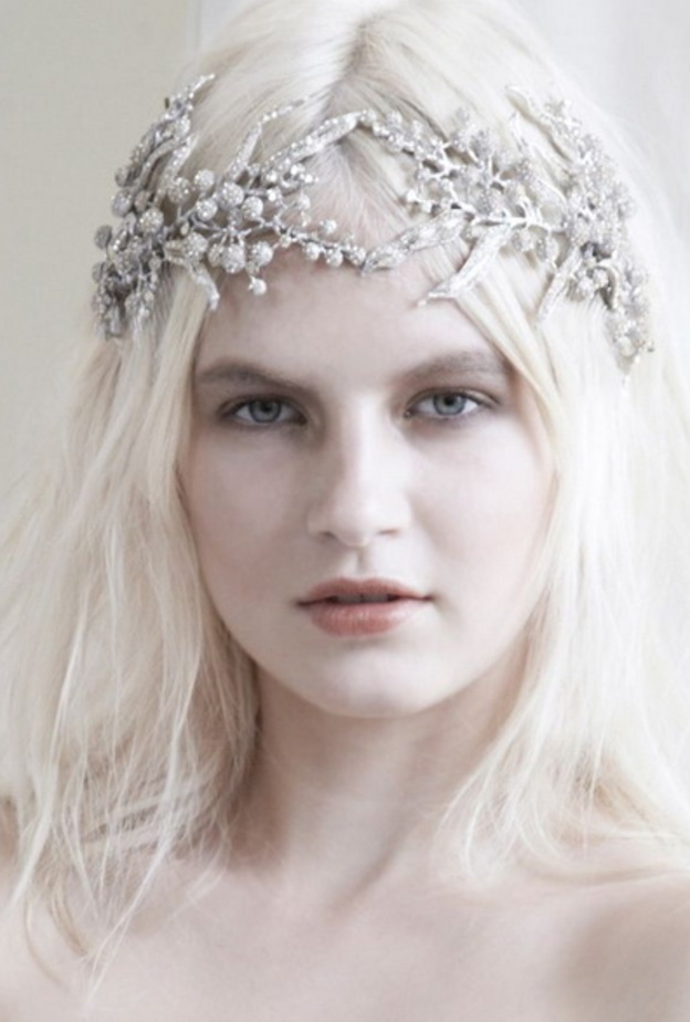 اكسسورات شعر تكلل عروس الشتاء