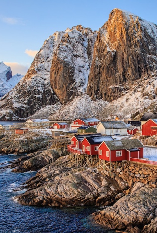 اكواخ الصيادين الجميلة المحاذية للمياه