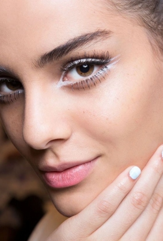 الآيلاينر الأبيض يعطيكي مظهر أوسع للعيون