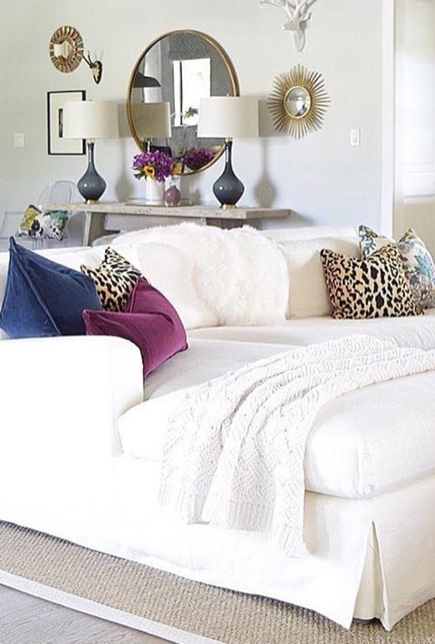 الأبيض ووسائد غامقة لمنزل أنيق 