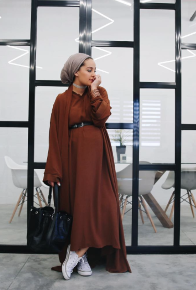 الأحذية الرياضية أساسية في إطلالات الحوامل نسقيها مع الفساتين الطويلة والأنيقة بالقصّات البسيطة على طريقة المحجبة آسيا