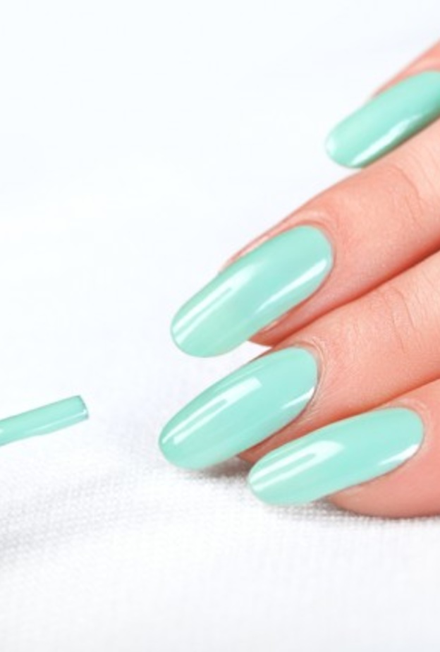 الأخضر الفاتح لأظافر ناعمة