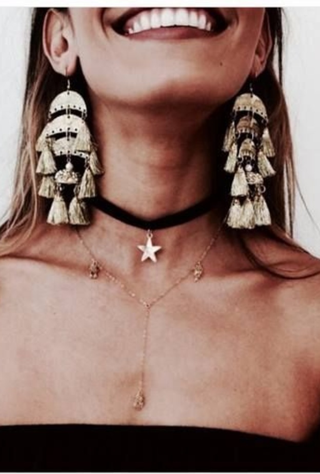 الأقراط الذهبية الكبيرة لتزيني أجمل اطلالاتك هذا الموسم 