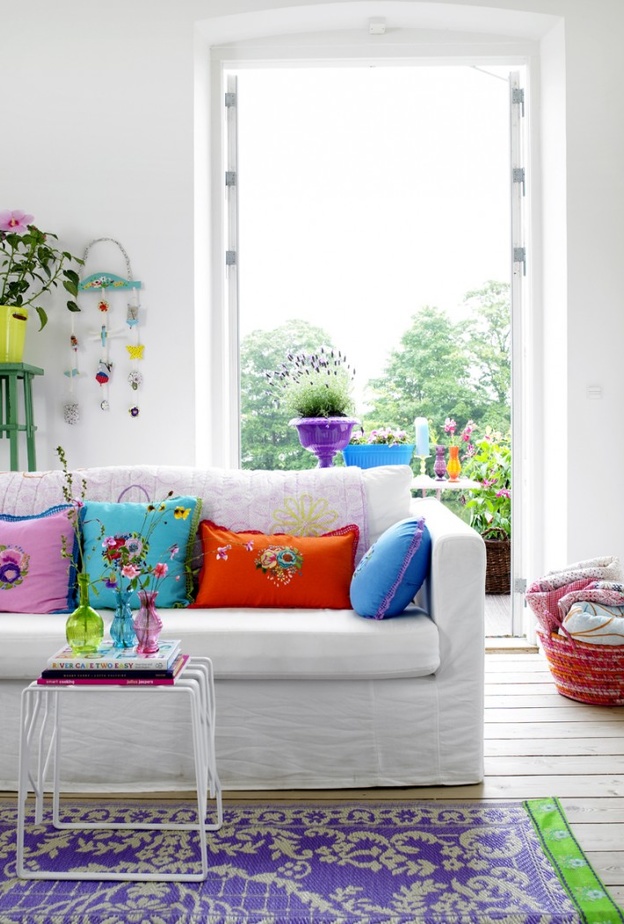 الألوان في اكسسوارات الغرفة البسيطة مثل الوسائد و السجادة و حوض الأزهار 