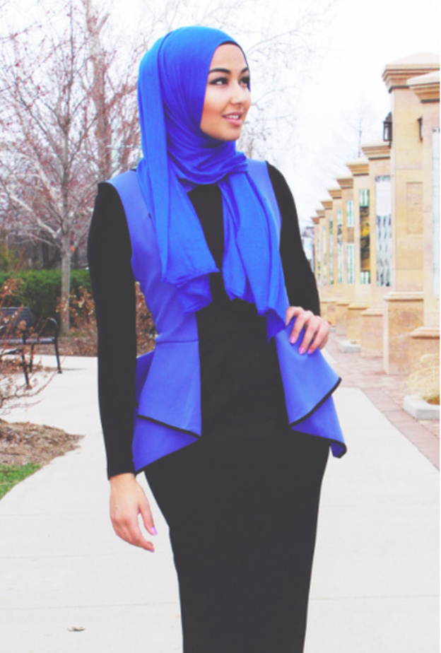 تستطيع صاحبات البشرة البيضاء ارتداء حجاب احمر