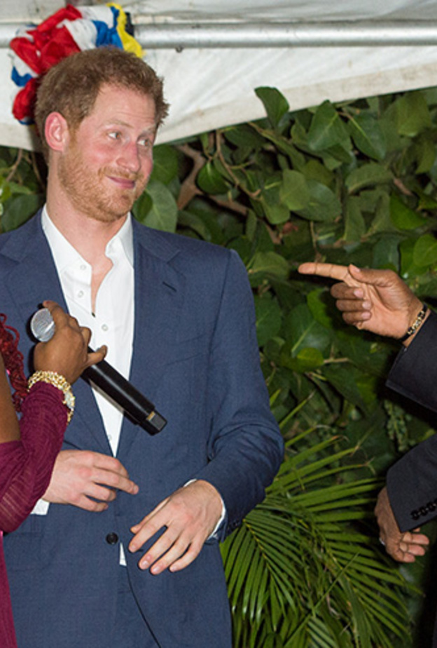 الأمير هاري يحمر خجلا بسبب ميجان ماركل