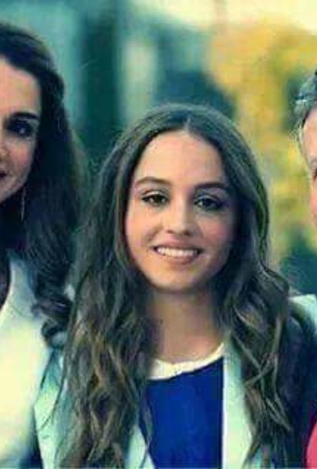 الأميرة إيمان بين والديها