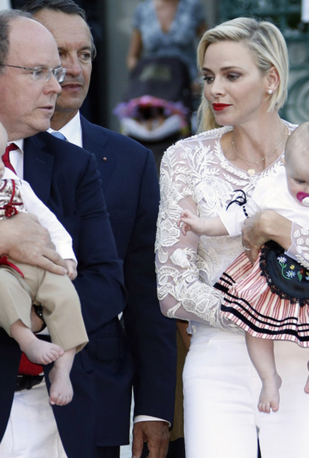 شارلين تحمل طفلتها