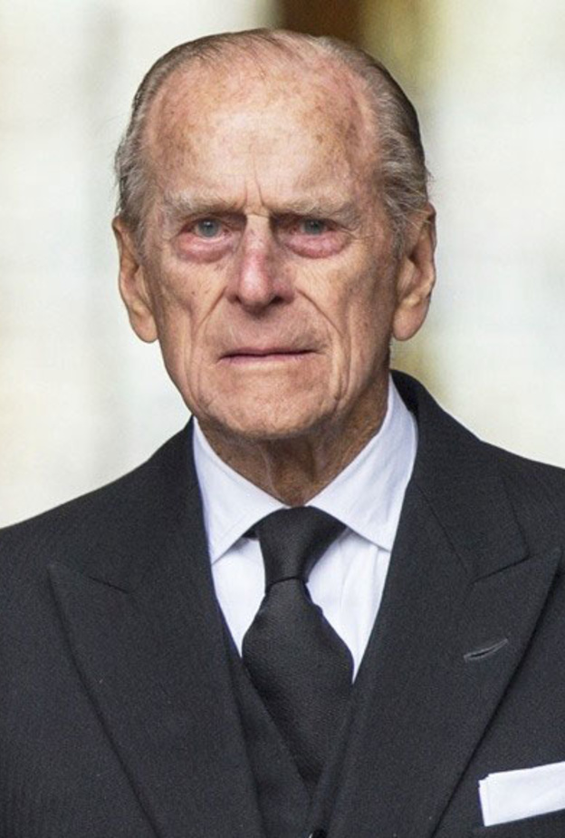 الأمير فيليب يوجه اللعنات لأحد المصورين 