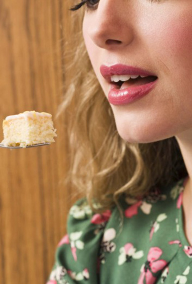 تذوق كيكة حفل الزفاف