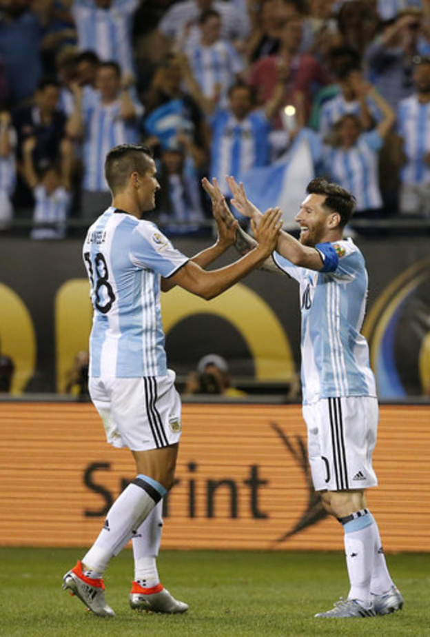 هاترك ميسي يقود الارجنتين إلى ربع النهائي