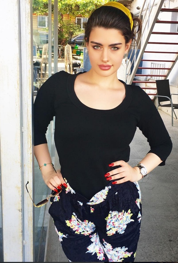 تختار روان الالوان الكلاسيكية لاطلالتها الصيفية 