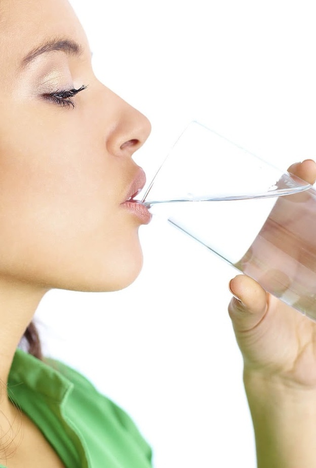 الاكثار من الماء مهم في علاج البشرة الجافة