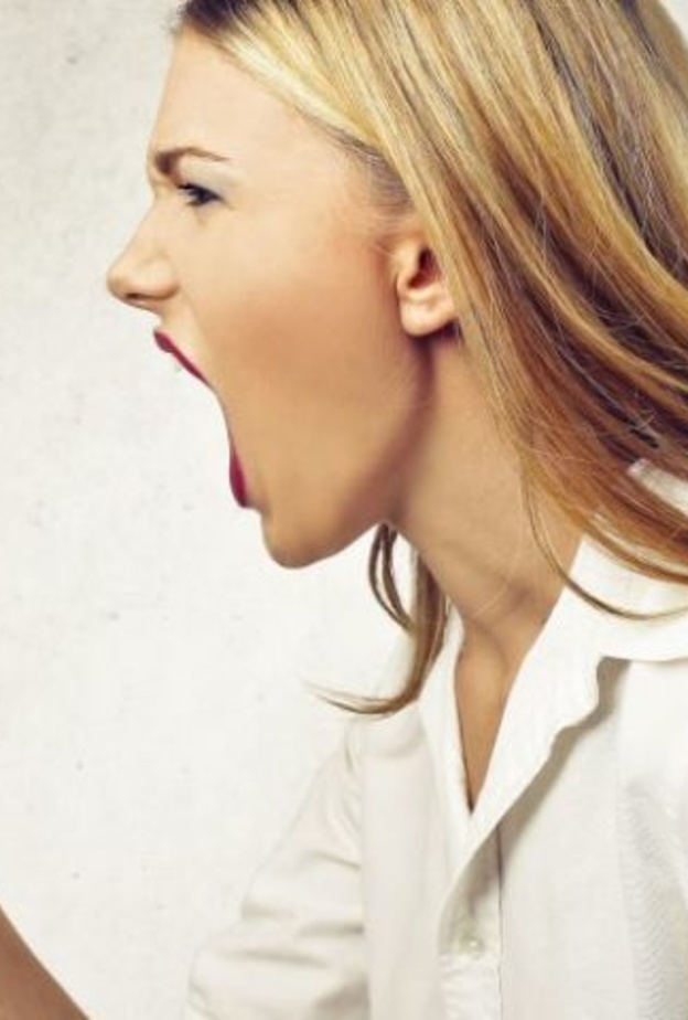 الامهات معرضات للاصابة بمشاكل الاحبال الصوتية نتيجة الصراخ الدائم