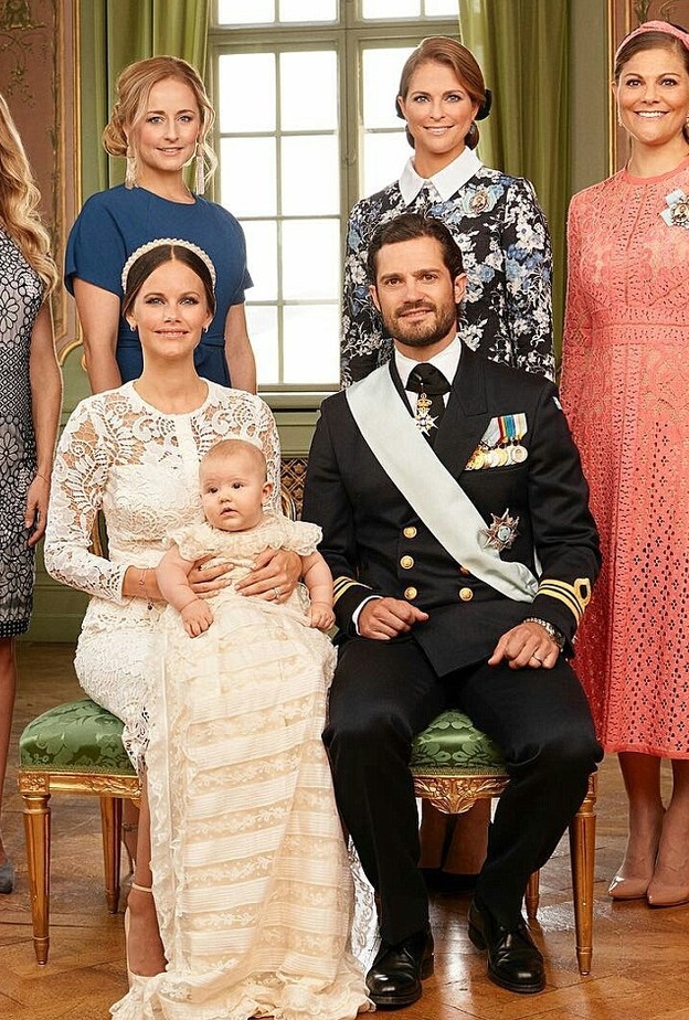 الامير الكسندر مع والديه وابائه وامهاته الروحيين