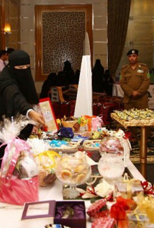  الامير سعود يرعى معرض سابق للاسر المنتجة