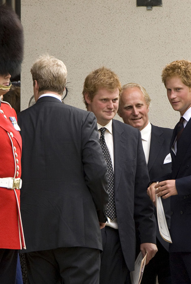 الامير هاري ظل محتفظا بعلاقته القوية مع اسرة والدته