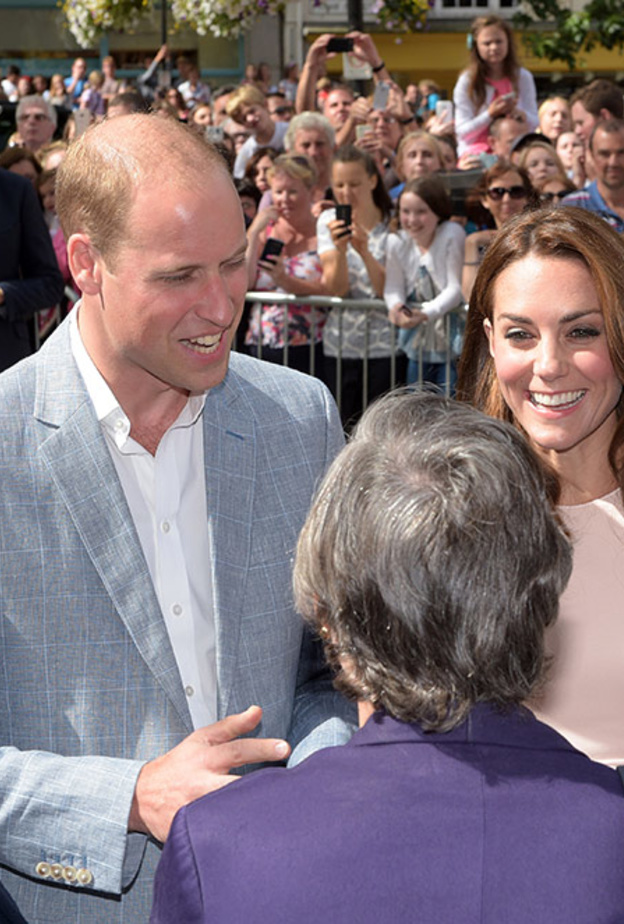 الامير وليام يرد على مواطنة والدتي اجمل