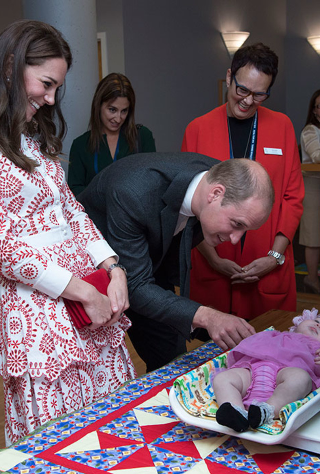 الامير وليام يمازح والدة طفلة جاءت متاخرة