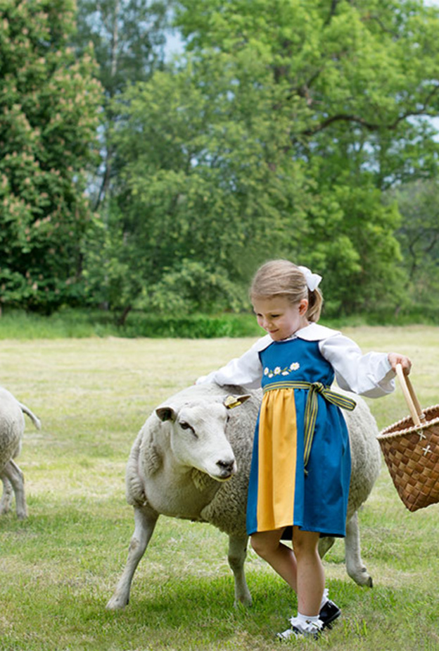 فيكتوريا تحمل اوسكار وبجانبها استيل