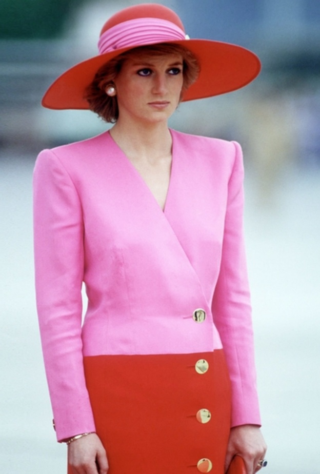 الاميرة ديانا تنسف الوان الاحمر مع الزهري باسلوب برجوازي