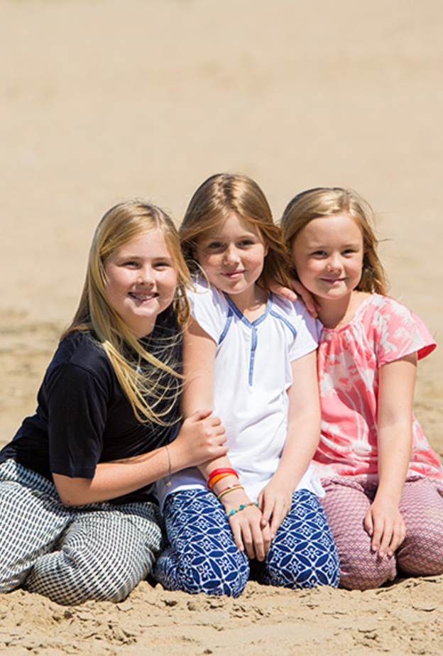 الاميره اليكسا تتوسط شقيقاتها