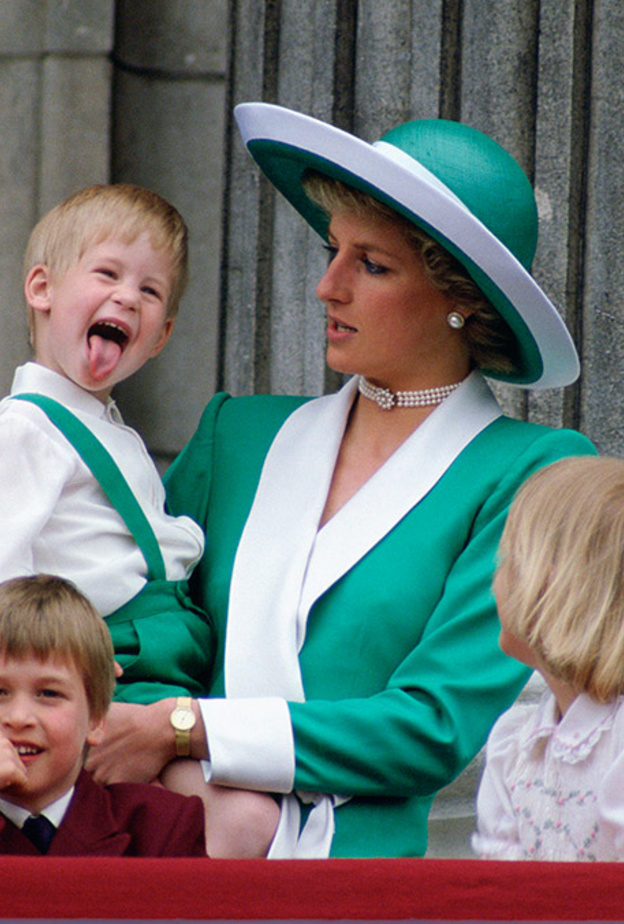 الاميره ديانا تحمل وشقاوة الامير هاري المعتادة