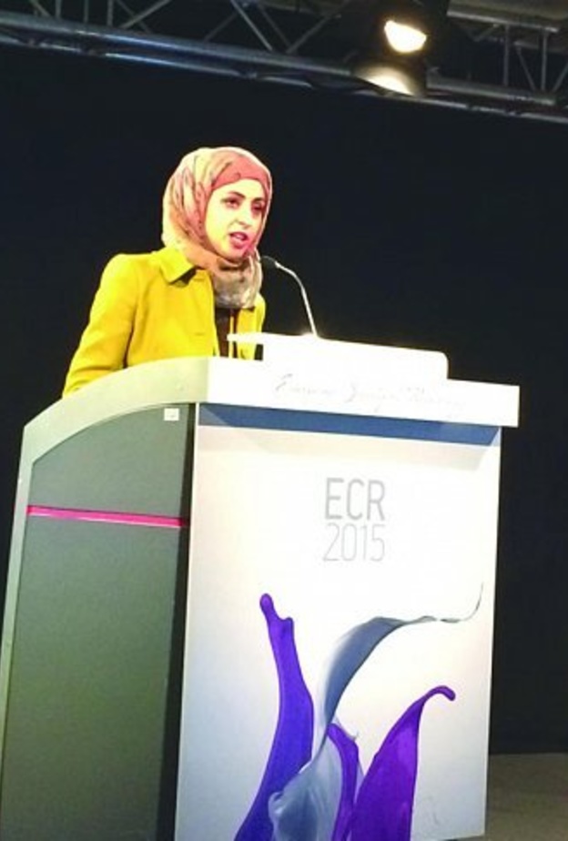 الباحثة وفاء أبو طالب في المؤتمر