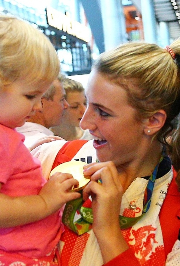 البعثة البريطانية تلقت استقبالا حارا في المطار